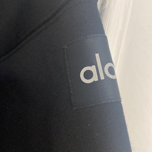 NWT ALO  cropped black sweatshirt! Retail $128 🔥🔥 - Picture 2 of 7